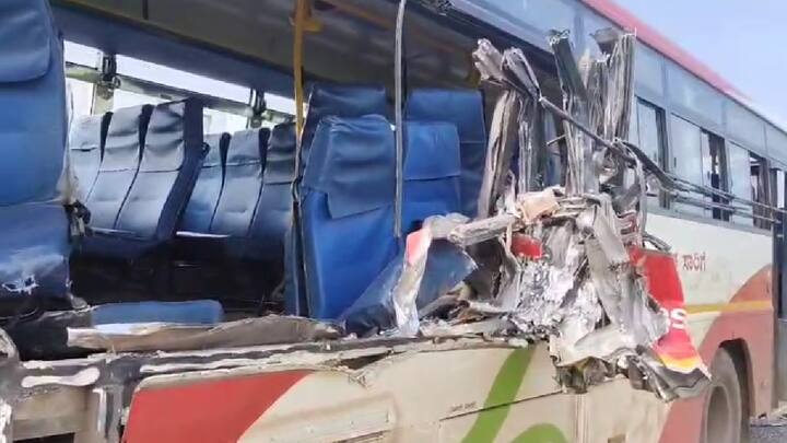 अपघातातील सर्व प्रवाशांना सोलापूर शासकीय रुग्णालयात दाखल केलं असून त्यांच्यावर तात्काळ उपचार केले जात आहेत. मात्र, 5 ते 6 प्रवाशांची प्रकृती चिंताजनक असल्याचे समजते.