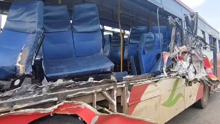 अपघात एवढा भीषण होता की, बसचा एक भाग पूर्णपणे उघडा पडला आहे. या अपघातात 16 प्रवासी जखमी झाले असून यातील 6 जणांची प्रकृती गंभीर असल्याची प्राथमिक माहिती आहे.