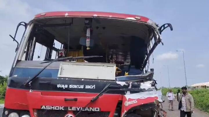 सोलापूर-हैद्राबाद राष्ट्रीय महामार्गावर बस आणि ट्रकचा भीषण अपघात झाला आहे. सोलापूर जिल्ह्यातील बोरामणी गावाजवळ घडली घटना घडली असून या दुर्घटनेत बसच्या एका बाजुचा भाग अगदी चेंदामेंदा झाल्याचं दिसून येत आहे.