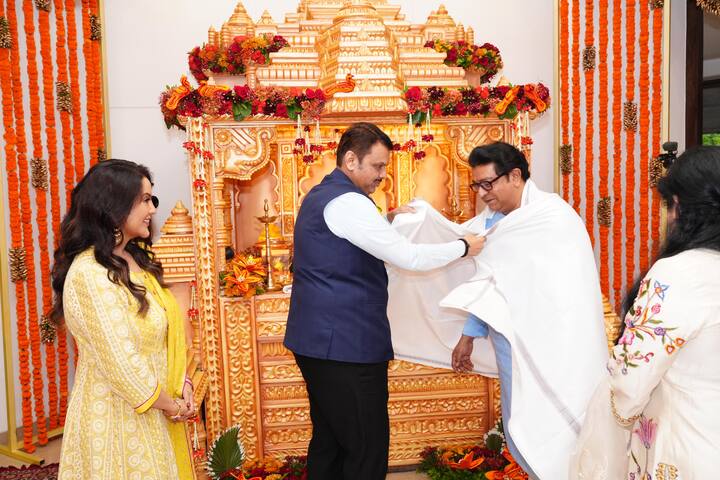 सध्या गणेशोत्सव असून गणपतीच्या दर्शनाला येण्याची पद्धत मुंबईत आहे, त्याच पार्श्वभूमीवर राज ठाकरेंच्या शिवतीर्थ निवासस्थानी भेट देत मुख्यमंत्री फडणवीसांनी गणरायाचे दर्शन घेतले होते. त्यामुळे, काही दिवसांतच ही त्यांची दुसरी भेट ठरली.