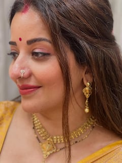 भोजपुरी एक्ट्रेस मोनालिसा का ट्रेडिशनल लुक, पीले रंग की साड़ी में लगीं बेहद हसीन