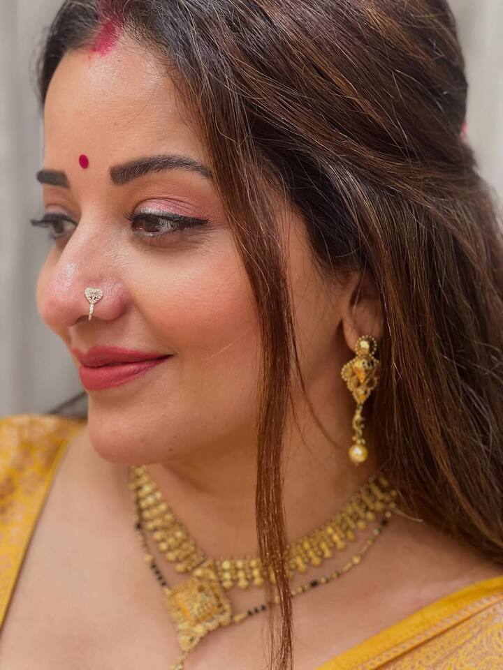 अपने ट्रेडिशनल लुक को और भी खास बनाने के लिए उन्होंने गले में एक खूबसूरत हार के साथ मंगलसूत्र पहना है. इसके अलावा उन्होंने कानों में झुमके भी पहने हैं.