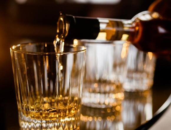 स्मोकिंग और अल्कोहल से बचें: सिगरेट और अल्कोहल न केवल कोलेस्ट्रॉल बल्कि हार्ट हेल्थ पर भी बुरा असर डालते हैं. इन्हें छोड़कर आप दिल की सेहत बेहतर बना सकते हैं.