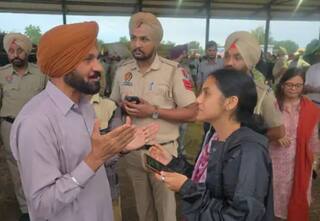 ਹੜ੍ਹ ਪ੍ਰਭਾਵਿਤ ਇਲਾਕਿਆਂ ‘ਚ ਪਹੁੰਚੇ ਗਾਇਕ ਪੰਮੀ ਬਾਈ, ਪੀੜਤ ਲੋਕਾਂ ਨੂੰ ਵੰਡੀਆਂ ਦਵਾਈਆਂ, ਕਿਹਾ- ਹਰ ਪੰਜਾਬੀ ਨੂੰ ਮਦਦ ਲਈ ਆਉਣਾ ਚਾਹੀਦਾ ਅੱਗੇ