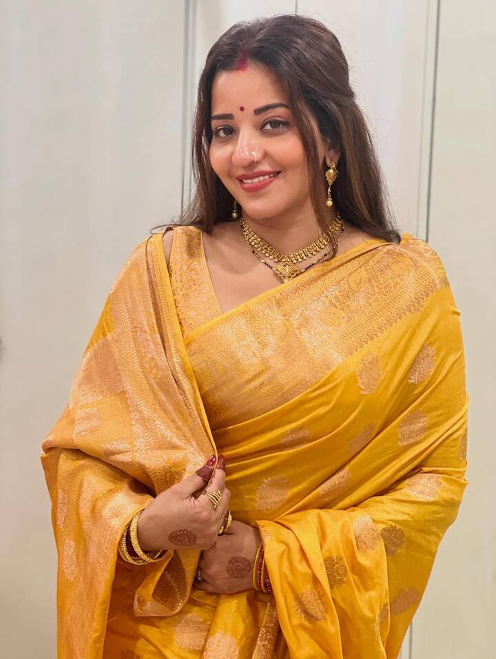 इन तस्वीरों को साझा करते हुए मोनालिसा ने लिखा- 'पीले कपड़ों में एक साथ... सबसे अच्छा समय बिताया.'