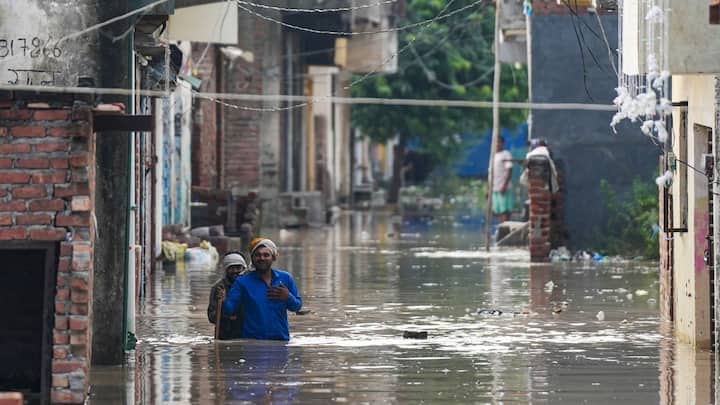 Streets turned into streams and bustling marketplaces into pools of murky water on Wednesday as the Yamuna River continued to rise in the national capital. Image: PTI