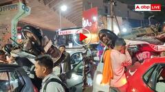 सड़क पर लगा जाम तो स्कूटी को कंधे पर उठाकर निकला शख्स- वीडियो देख हैरान रह जाएंगे आप
