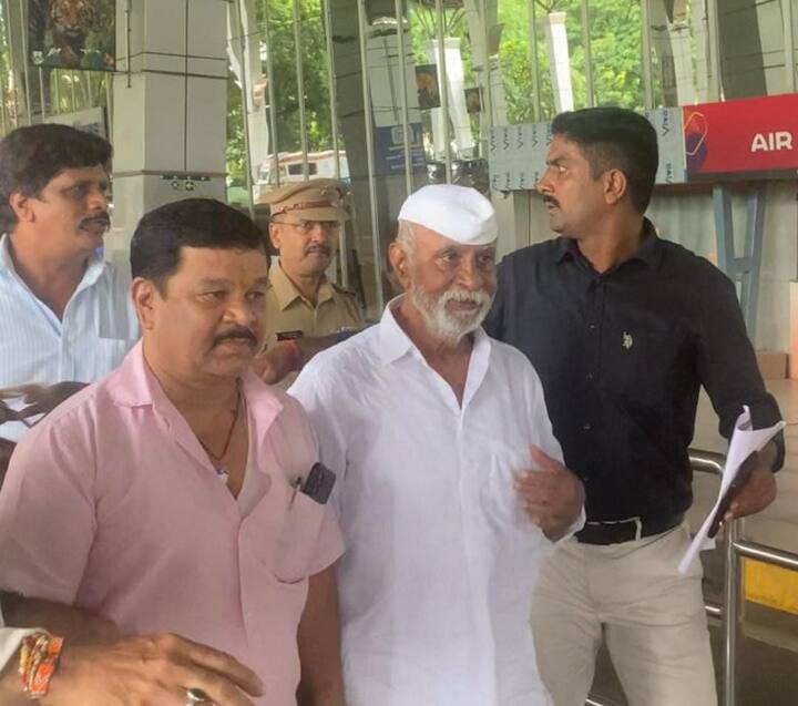 आता अरुण गवळी विमानाने मुंबईच्या दिशेने रवाना होईल. मुंबईत २००७ मध्ये शिवसेना नगरसेवक कमलाकर जामसांडेकर हत्येप्रकरणी जन्मठेपेची शिक्षा भोगत असलेला कुख्यात गुंड डॅडी उर्फ अरुण गवळी याला सर्वोच्च न्यायालयाने गुरुवारी जामीन मंजूर केला होता. नागपूर मध्यवर्ती कारागृहात शिक्षा भोगणारा गवळी मागील १८ वर्षांपासून जामिनासाठी प्रयत्न करत होता.