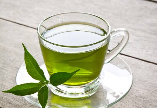 ग्रीन टी और हर्बल ड्रिंक लें: ग्रीन टी, अदरक की चाय या नींबू-पानी जैसे हर्बल ड्रिंक शरीर से टॉक्सिन्स निकालते हैं और कोलेस्ट्रॉल लेवल को बैलेंस करते हैं.