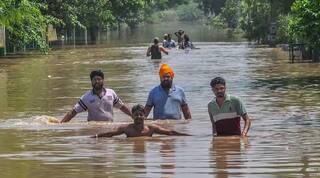 Punjab Floods: ਹੜ੍ਹਾਂ ਦੀ ਮਾਰ ਹੇਠ ਪੂਰਾ ਸੂਬਾ, ਸਤਲੁਜ ਓਵਰਫਲੋ, ਘੱਗਰ ਖ਼ਤਰੇ ਦੇ ਨਿਸ਼ਾਨ 'ਤੇ, ਕੇਜਰੀਵਾਲ ਅੱਜ ਤੇ ਖੇਤੀਬਾੜੀ ਮੰਤਰੀ ਸ਼ਿਵਰਾਜ ਕੱਲ੍ਹ ਆਉਣਗੇ ਪੰਜਾਬ