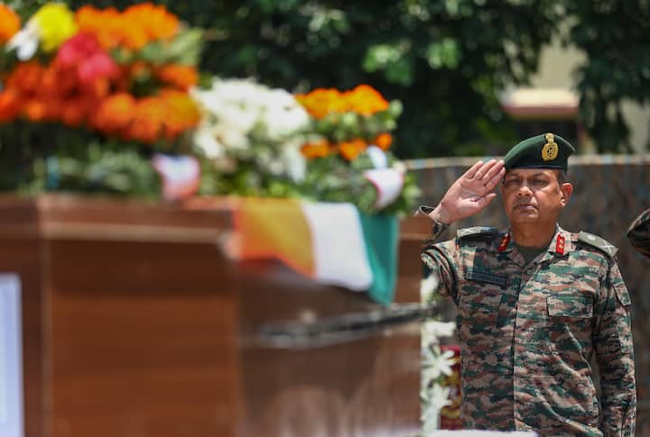 उत्तर प्रदेश सरकार ने भी अग्निवीरों के लिए ठोस कदम उठाए हैं. योगी आदित्यनाथ की सरकार ने पुलिस भर्ती में 20 प्रतिशत आरक्षण की घोषणा की है. यह आरक्षण आरक्षी पीएसी घुड़सवार और फायरमैन जैसे पदों पर लागू होगा. इसके साथ ही अग्निवीरों को अधिकतम आयु सीमा में तीन साल की छूट भी दी जाएगी. यानी सेवा के बाद वे बिना किसी बड़ी कठिनाई के पुलिस और सुरक्षा से जुड़ी नौकरियों में प्रवेश पा सकेंगे.