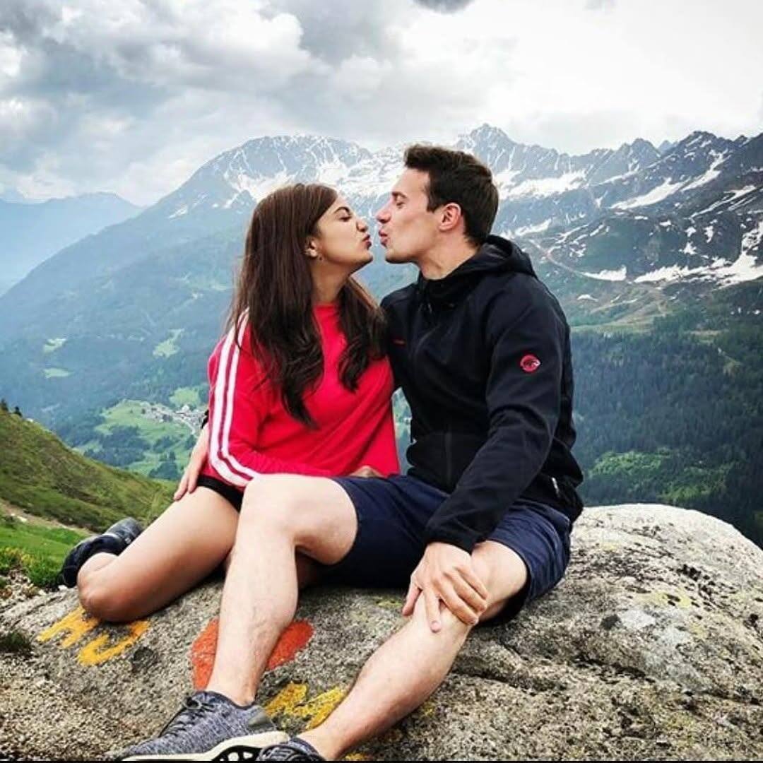 In 2017, Monali Thakur married Mike Richter, a restaurant owner from Switzerland. She met Richter during a backpacking trip to Switzerland.