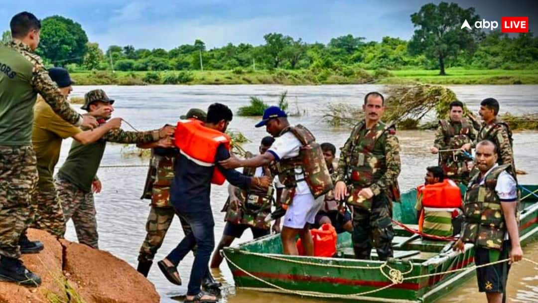 आदिलाबाद में बड़ा हादसा टला, उफनती नदी में बहा ऑटो, 8 यात्रियों की जान बची