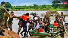 आदिलाबाद में बड़ा हादसा टला, उफनती नदी में बहा ऑटो, 8 यात्रियों की जान बची