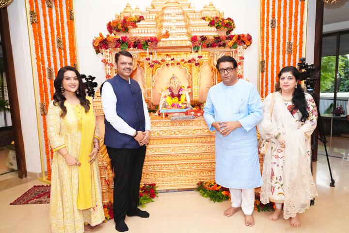 आता, राज ठाकरे यांनी सपत्नीक वर्षा निवासस्थानी भेट देत मुख्यमंत्री देवेंद्र फडणवीस यांच्या घरातील गणपती बाप्पांचे दर्शन घेतले. यावेळी, दोन्ही नेत्यांमध्ये चर्चाही झाली. मात्र, चर्चेचा वृत्तांत समोर आला नाही.