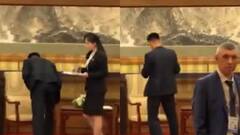 किसी ने उठाया गिलास तो कोई पोंछने लगा कुर्सी... पुतिन संग मीटिंग के बाद किम जोंग के स्टाफ ने मिटा दिए सारे सबूत, Video