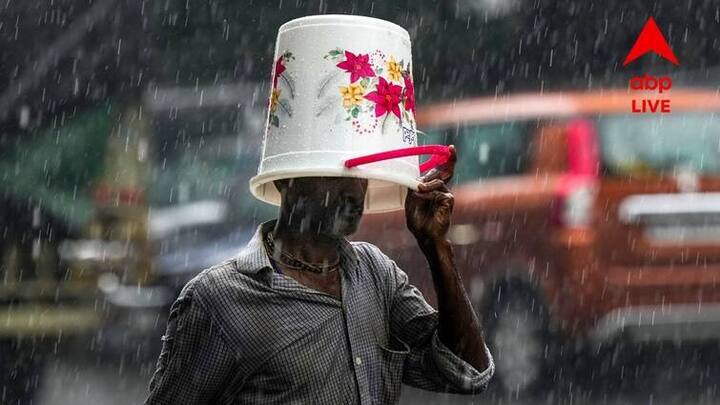 কলকাতায় মূলত মেঘলা আকাশ এবং আর্দ্রতাজনিত অস্বস্তি। বৃষ্টি হলে সাময়িক স্বস্তি। না হলেই অস্বস্তি আরো বাড়বে। বিক্ষিপ্তভাবে বজ্রবিদ্যুৎসহ হালকা থেকে মাঝারি বৃষ্টির সামান্য সম্ভাবনা। কাল বৃহস্পতিবার বৃষ্টির সম্ভাবনা থাকবে শহরে। উইকেন্ডে বৃষ্টি কমবে আর্দ্রতাজনিত অস্বস্তি অনেকটাই বাড়বে। (ছবি- পিটিআই)