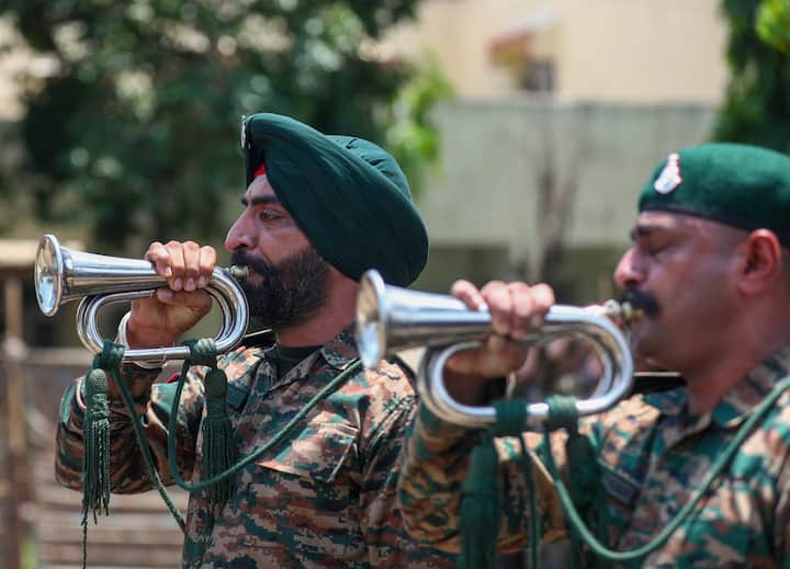 उत्तराखंड सरकार की तरफ से जारी आदेश के मुताबिक पूर्व अग्निवीरों को गृह विभाग, वन विभाग, आबकारी विभाग, परिवहन विभाग और सचिवालय प्रशासन विभाग की सभी वर्दीधारी सेवाओं में 10 प्रतिशत आरक्षण मिलेगा.