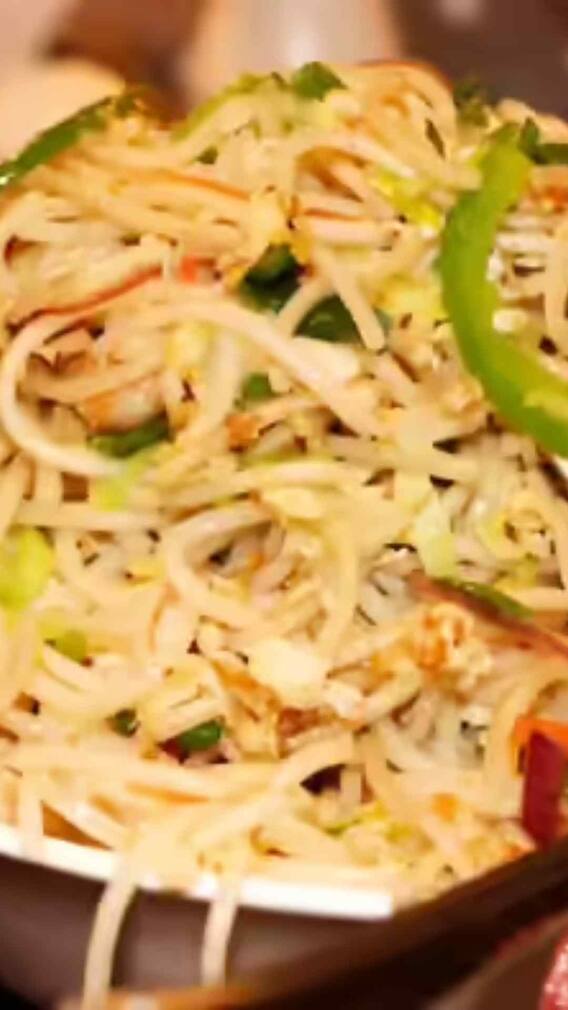 गोलगप्पे से चाउमीन तक—सिर्फ 200 में दिल्ली का स्वादगोलगप्पे, चाउमीन और बहुत कुछ!