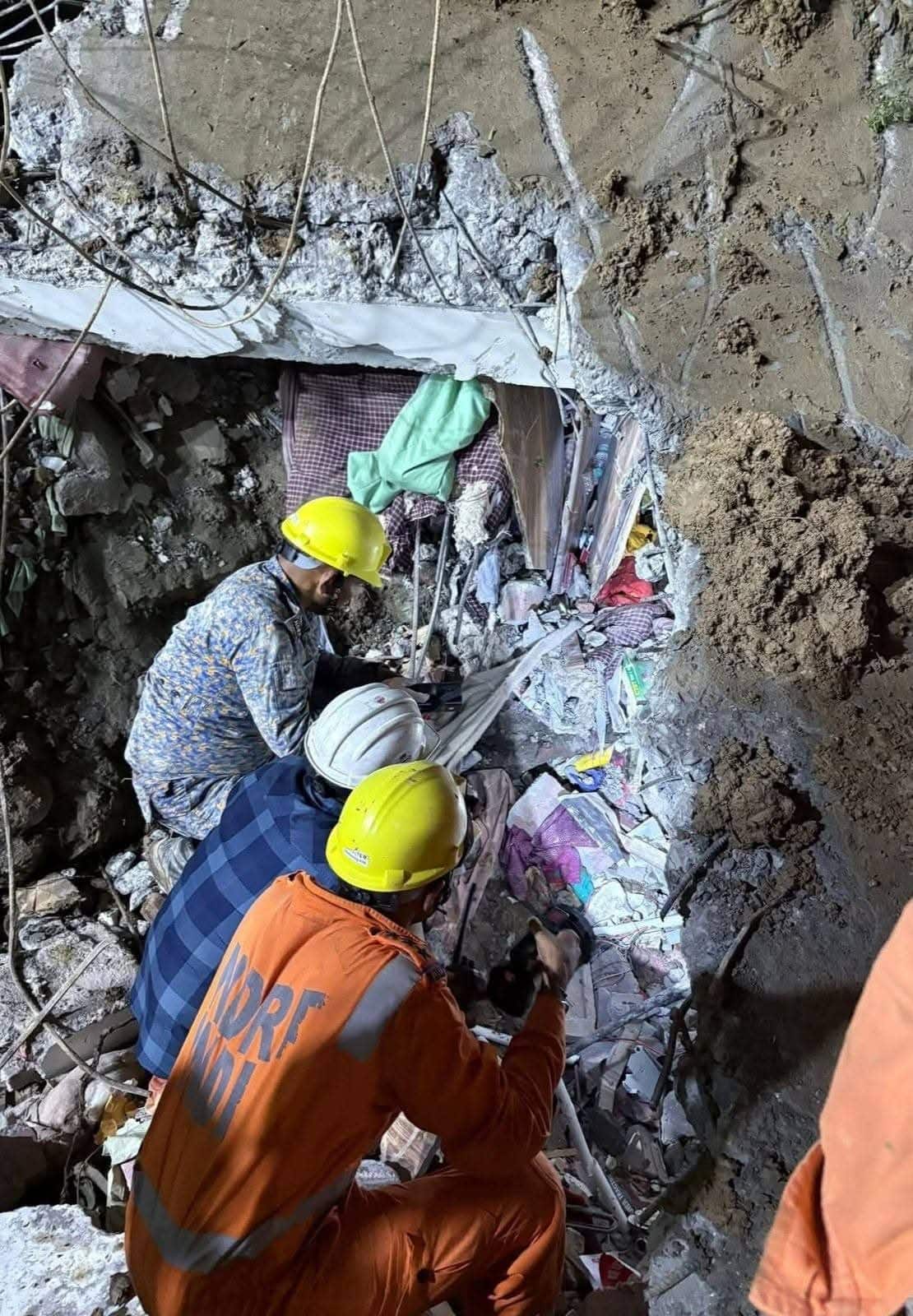 Himachal Landslide: हिमाचल में बारिश का कोहराम! लैंडस्लाइड से 7 की मौत, कुल्लू में मलबे में दबे लोगों की तलाश जारी