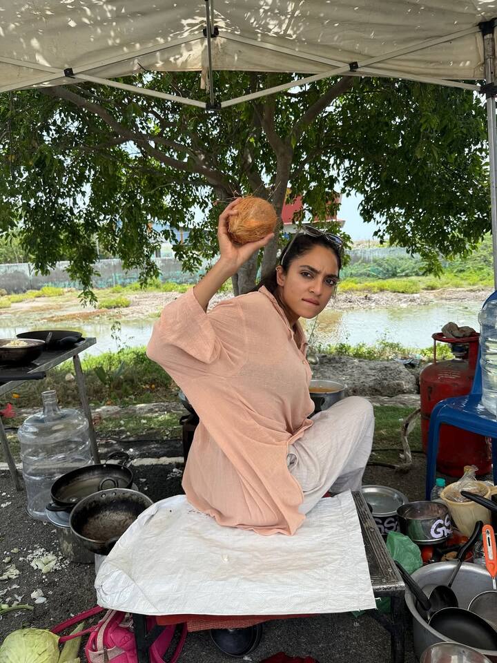 హీరోయిన్స్ అంటే మేకప్ వేయడానికి ఒకరు, హెయిర్ స్టైల్ కోసం ఇంకొకరు, డ్రస్ డిజైన్ చేయడానికి మరొకరు ఉంటారు. అది కామన్. హీరోయిన్ కోసం ఏ పని చేయడం కోసమైనా ఎవరో ఒకరు రెడీగా ఉంటారు. అటువంటిది శోభితా ధూళిపాళ వంట చేయడం ఆడియన్స్ అందరినీ ఆశ్చర్యానికి గురి చేసింది. (Image Courtesy: sobhitad / Instagram)