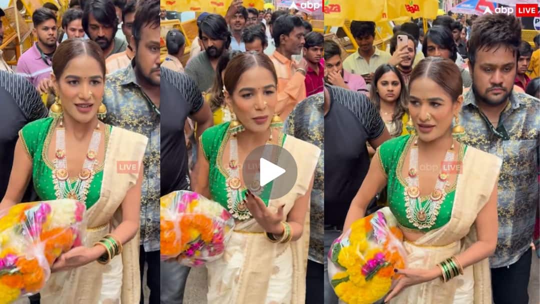 अभिनेत्री पूनम पांडेचा मराठमोळा लूक, बाप्पाच्या दर्शनासाठी आल्यानंतर मराठीत संवाद साधला; व्हिडीओ व्हायरल Actress Poonam Pandey speak Marathi Language and Maharashtrian look for Ganpati Bappa Entertainment News Marathi News अभिनेत्री पूनम पांडेचा मराठमोळा लूक, बाप्पाच्या दर्शनासाठी आल्यानंतर मराठीत संवाद साधला; व्हिडीओ व्हायरल