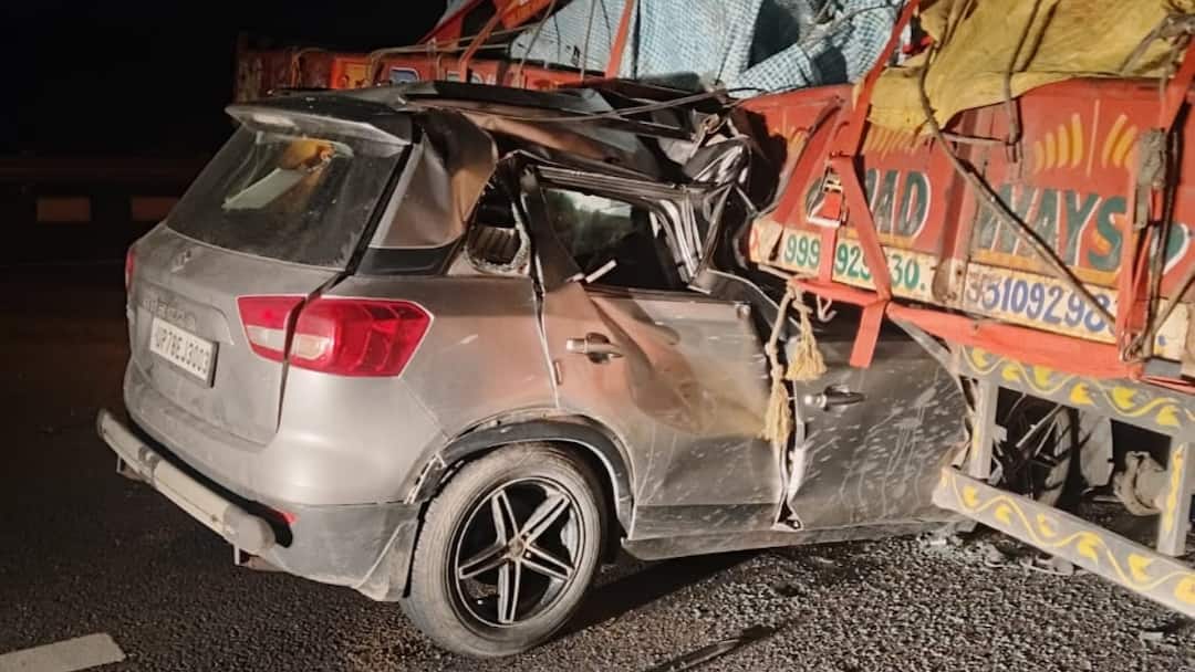 अमेठी में पूर्वांचल एक्सप्रेसवे पर भीषण सड़क हादसा, ट्रक से टकराई कार, ड्राइवर सहित तीन की मौत Amethi Road accident on Purvanchal Expressway car collided with truck 3 died ann अमेठी में पूर्वांचल एक्सप्रेसवे पर भीषण सड़क हादसा, ट्रक से टकराई कार, ड्राइवर सहित तीन की मौत
