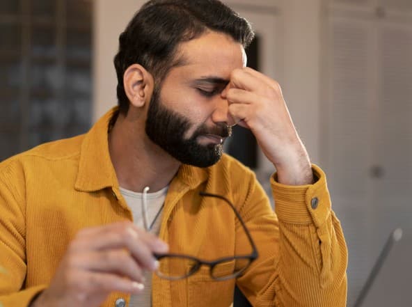 विटामिन B12 की कमी और कमजोरी: जब शरीर में B12 की कमी हो जाती है तो सबसे पहला असर एनर्जी लेवल पर दिखता है. आपको जल्दी थकान होने लगती है और शरीर सुस्त महसूस करने लगता है.