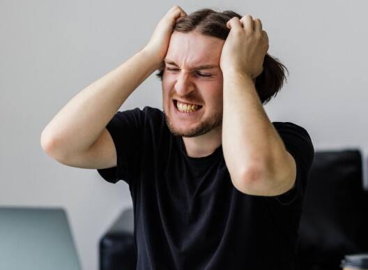 स्ट्रेस को करें कम: तनाव हार्ट हेल्थ को खराब करता है. मेडिटेशन, म्यूजिक, या शौक पूरे करने से स्ट्रेस कम होता है और दिल से जुड़ी बीमारियों का खतरा घटता है.