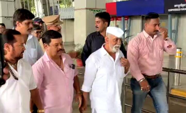 कुख्यात गॅंगस्टर अरुण गवळी जामिनावर नागपूरच्या मध्यवर्ती तुरूंगातून बाहेर आला आहे. नागपूर पोलिसांनी सुरक्षा व्यवस्थेत अरुण गवळी याला नागपूरच्या डॅा बाबासाहेब आंबेडकर विमानतळ पर्यंत आणले.