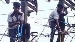 Video: गलती गर्लफ्रेंड की, भुगती पूरे गांव ने... युवक ने खंबे पर चढ़ काट दिए तार, वीडियो वायरल