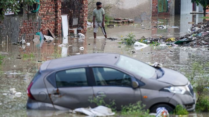 In Majnu ka Tila, usually buzzing with shoppers, silence hung over the lanes after floodwater gushed in. Image: PTI
