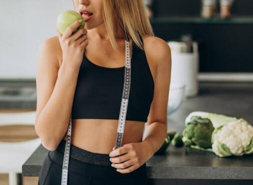 वजन पर कंट्रोल रखें: ओवरवेट और मोटापा कोलेस्ट्रॉल लेवल बढ़ाने के मुख्य कारणों में से एक है. हेल्दी डाइट और एक्टिव लाइफस्टाइल से वजन संतुलित रखें.