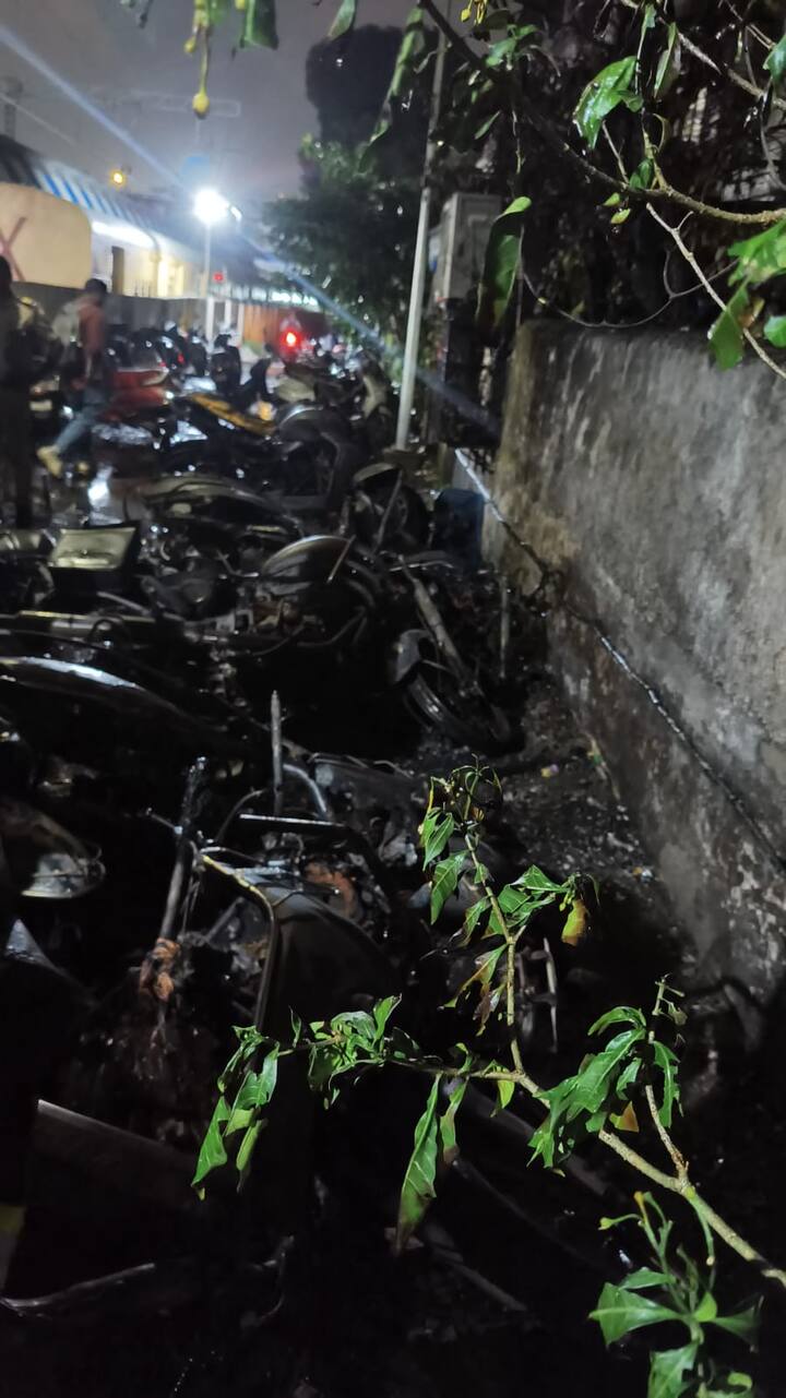 आगीच्या दुर्घटनेत सुदैवाने कुठलीही जिवतहानी झाली नसून 10 ते 12 गाड्यांचे मोठे नुकसान झाले आहे, या घटनेचा तपास सुरू आहे.