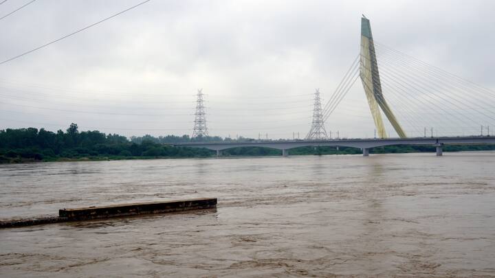 Yamuna river flows in spate as it crosses the danger mark following incessant rainfall, in Wazirabad area, New Delhi. (Image Source: PTI Images)
