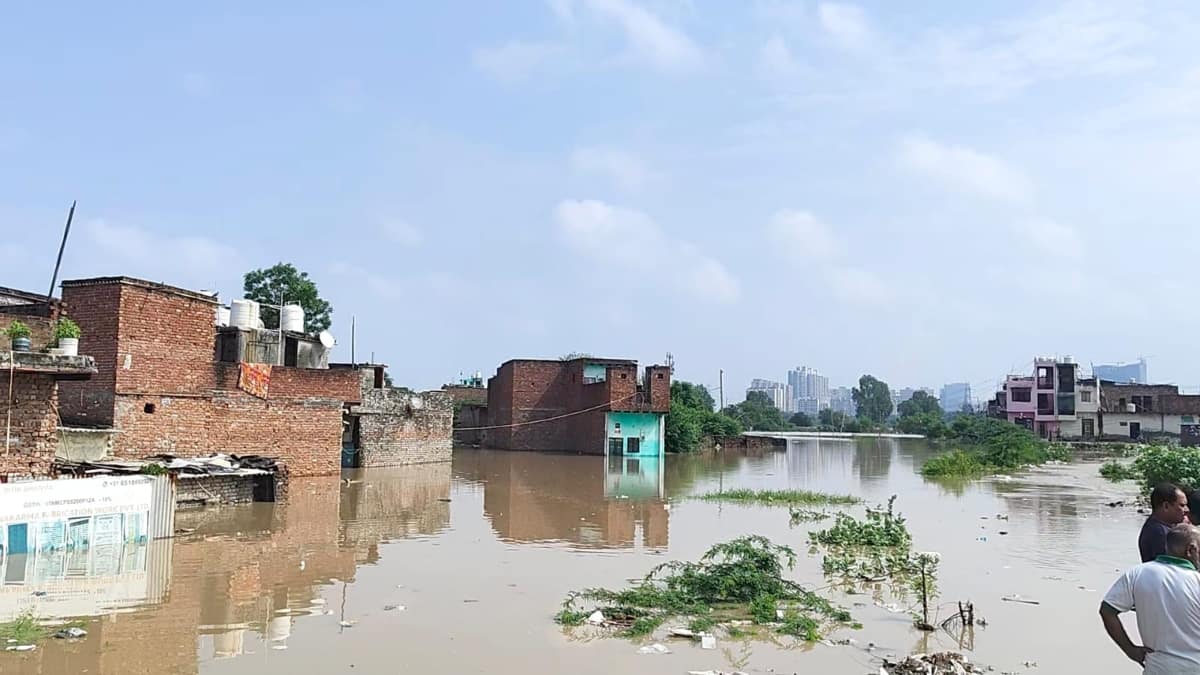 दिल्ली के निचले इलाकों में बाढ़ का खतरा, यमुना का जलस्तर खतरे के निशान से ऊपर, लोगो में दहशत