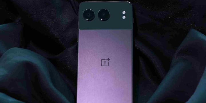 The initial price of Realme 15T has been kept at Rs 20,999 while it can be available up to Rs 18,999 with the launch offer. At the same time, the initial price of OnePlus Nord CE 5 is around Rs 23,000. That is, Realme 15T is more economical in terms of price. In such a situation, if you want a big battery, powerful display and the best front camera, then Realme 15T 5G is a better option for you. At the same time, if you like more versatility and smooth experience of oxygenos in the camera, then OnePlus Nord CE 5 can be a good option.