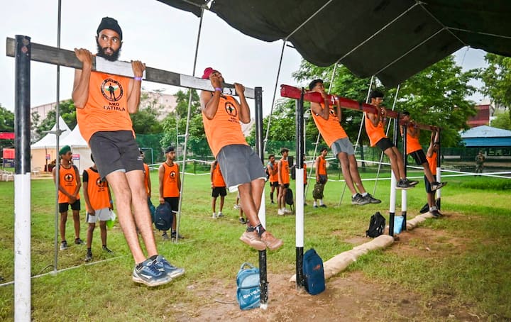 अब उत्तराखंड सरकार ने इस दिशा में एक बड़ा कदम उठाते हुए सेवामुक्त अग्निवीरों को सरकारी नौकरियों में 10 प्रतिशत क्षैतिज आरक्षण देने का ऐलान किया है.