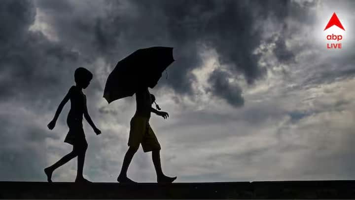 স্পষ্ট নিম্নচাপের প্রভাবে আজ রাজ্যের বেশ কয়েকটি জেলায় ভারী বৃষ্টির সম্ভাবনা। সমুদ্র উত্তাল থাকবে। মৎস্যজীবীদের আগামী ২৪ ঘন্টায় সমুদ্রে যেতে নিষেধ করা হয়েছে। বাংলা ‌ও ওড়িশার উপকূলের মৎস্যজীবীদের জন্য সতর্কবার্তা।    (ছবি- পিটিআই)