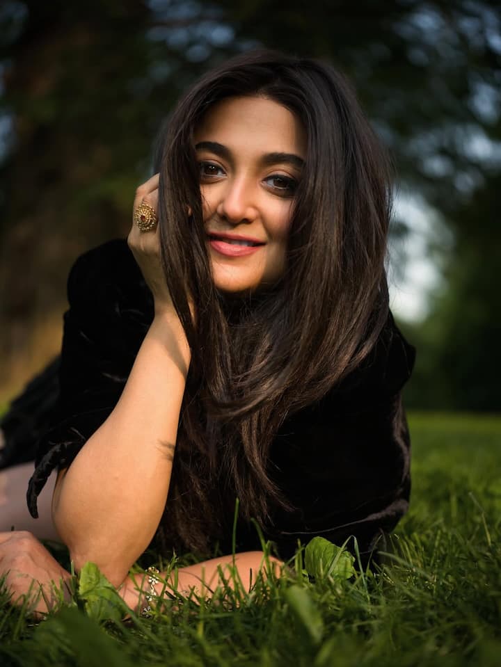 Monali participated in the popular singing reality show 'Indian Idol 2' (2006), after which she stepped into Bollywood and gave several hit songs.