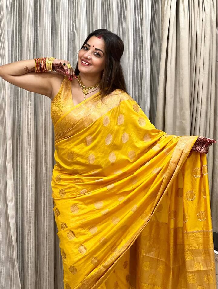 इंस्टाग्राम पर पोस्ट की गई तस्वीरों में एक्ट्रेस ने पीले रंग की सुंदर बनारसी साड़ी पहनी है जिसका बॉर्डर काफी चौड़ा है. उन्होंने साड़ी को मैचिंग ब्लाउज के साथ पेयर किया है.