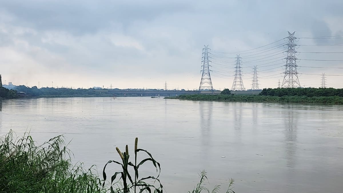 दिल्ली के निचले इलाकों में बाढ़ का खतरा, यमुना का जलस्तर खतरे के निशान से ऊपर, लोगो में दहशत