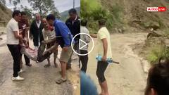 Video: शाबाश शेर! सब खड़े रहे, लड़का बना आयरन मैन, आदमी पर गिरे पत्थर तो बचाने भागा, वीडियो वायरल