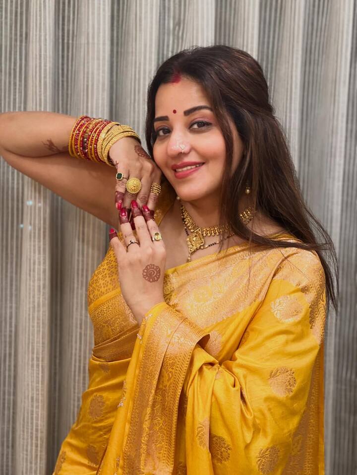 हाथों में रेड और गोल्डन चूड़ियों का सेट पहने और ओपन हेयर स्टाइल के साथ वो काफी खूबसूरत लग रही हैं.
