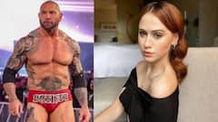 56 वर्षीय WWE स्टार बटिस्टाचे 27 वर्षांनी लहान असलेल्या अभिनेत्रीसोबत लफडं! फोटो व्हायरल