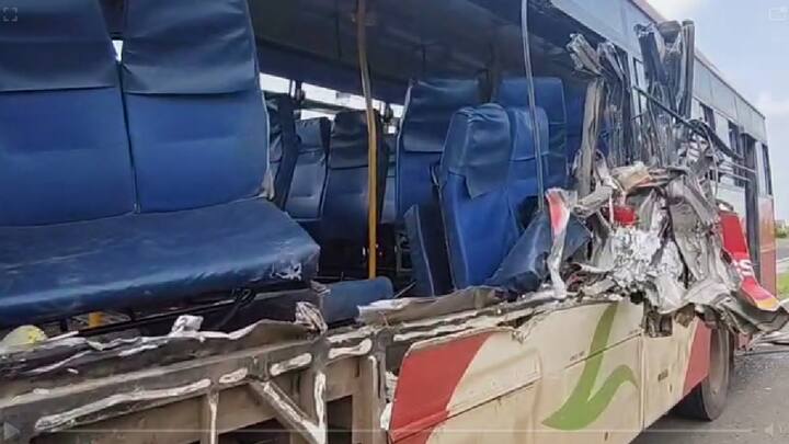 बिदरहून पंढरपूरकडे येणाऱ्या बसला ट्रकने जोरदार धडक दिली, त्यामध्ये बसमधील प्रवाशांना गंभीर दुखापत झाली आहे. अपघाताची माहिती मिळताच स्थानिकांनी घटनास्थळी धाव घेतली.