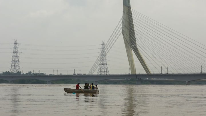 At 1 pm, the river was flowing at 207 metres, prompting authorities to evacuate vulnerable neighbourhoods and shut the Old Railway Bridge for traffic. Image: PTI