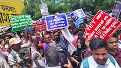 पटना में JDU दफ्तर के बाहर उर्दू-बांग्ला TET अभ्यार्थियों का प्रदर्शन, सरकार पर लगाया भेदभाव का आरोप