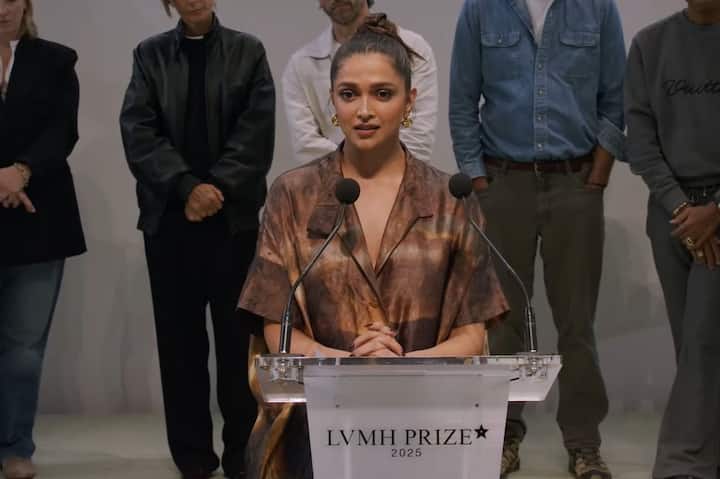 इस इवेंट में उनका लुक हर बार की तरह ही फैंस का दिल जीत रहा है. उनके फैशन सेंस और स्टाइल स्टेटमेंट ने न सिर्फ फैंस को दीवाना बनाया है, बल्कि ग्लोबल प्लेटफॉर्म पर भारत का नाम भी ऊंचा किया है. ऐसे में अब फैंस सोशल मीडिया पर उनके इस नए लुक की तारीफ करते नजर आ रहे हैं, उनके स्टाइल और अंदाज की झलक देखकर लाखों कमेंट्स और पोस्ट्स बन रहे हैं, जिसमें उनकी खूबसूरती, ग्रेस और कॉन्फिडेंस की खूब तारीफ होती नजर आ रही है.