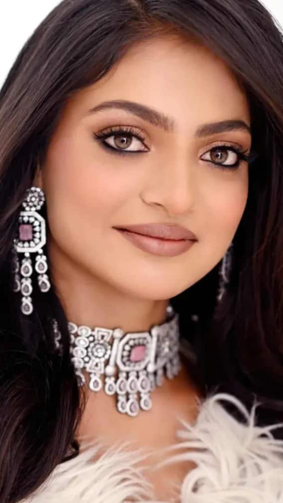 मोनालिसा की 10 खूबसूरत तस्वीरें, वायरल गर्ल को देख बोलेंगे- इसके सामने तो हीरोइन भी फेल है